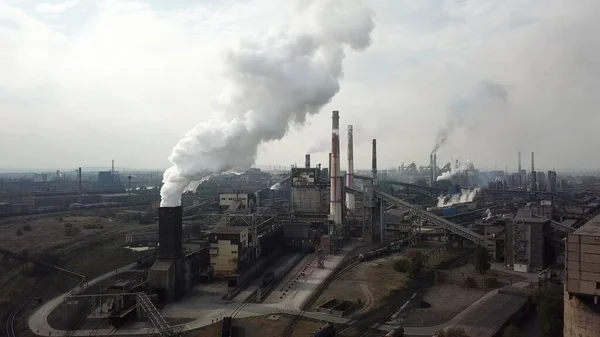 Metalürji fabrikasının hava atmosferiyle sanayileşmiş şehir üzerinde hava manzarası. Çelik fabrikası ve kokain fabrikasından kirli duman ve duman. Ekolojik.