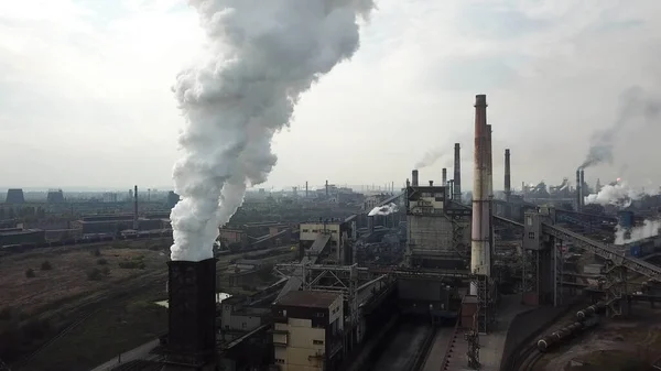 Çelik fabrikasından duman ve is. Şafak vakti hava manzarası. Zararlı üretim ve hava kirliliği