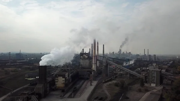 作業冶金工場の空中ビュー 鉄と鋼の生産 国際投資 製鉄所 — ストック写真