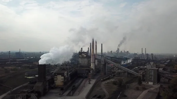 Çalışan metalürjik bitkinin hava görüntüsü. Demir ve çelik üretimi. Uluslararası yatırımlar. Demir Fabrikaları.