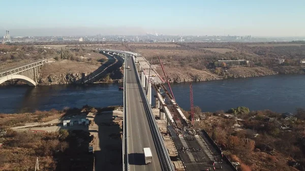 Nehir üzerinde bir köprü inşaatı. Köprüde trafik yoğun. İHA 'nın yüksek açı görüntüsü taranıyor.