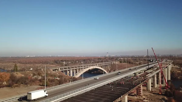 Nehrin üzerindeki köprü. Köprüde trafik var. Yukarıdan bak. İHA yüksek açı görüntüsü taraması.