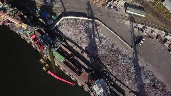 Şehir limanındaki deniz manzaralı taşımacılıkta buğday vinçleriyle kuru bir kargo gemisi yüklemek. İhracat, dünyanın dört bir yanına kuru kargo ithalatı. Sanayi