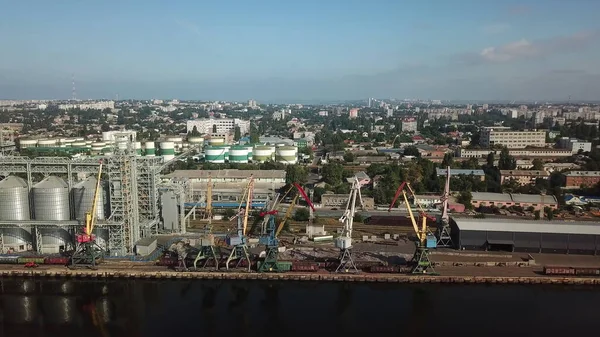 Uluslararası ticari limanın hava görüntüsü. Kargoyu vinçle limana götürüyorum. Uluslararası su taşımacılığı. Lojistik sektörü, nakliye işi konsepti. İHA yüksek açı görüntüsü taraması