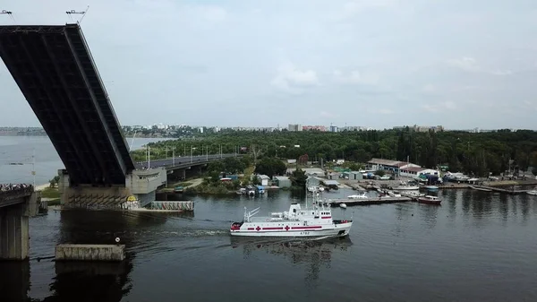 Медицинский Корабль Плывет Возведенным Мостом Концепция Спасения Воды Высокоугольная Панорама — стоковое фото