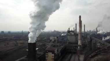 Çelik fabrikasından duman ve is. Şafak vakti hava manzarası. Zararlı üretim ve hava kirliliği