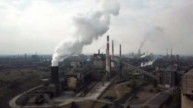 Metalürji sanayii hava manzaralı baca dumanı faktoryumdan.