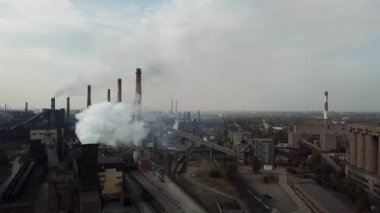 Hava atmosferi ve metalürji fabrikasından kaynaklanan nehir suyu kirliliği olan sanayileşmiş şehir üzerinde hava manzarası. Çelik fabrikası ve kokain fabrikasından kirli duman ve duman. Ekolojik.