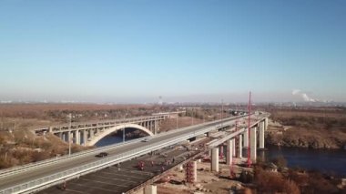 Zaporozhye Ukrayna 'da yeni ve eski bir köprü inşa ediliyor.