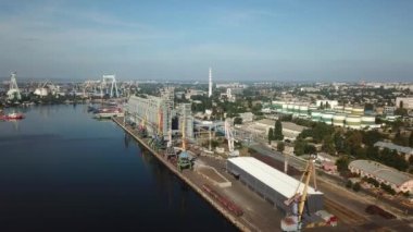 Uluslararası liman, deniz yoluyla ticari kargo teslimatı. Su nakli. Lojistik sektörü, nakliye işi konsepti. İHA yüksek açı görüntüsü taraması