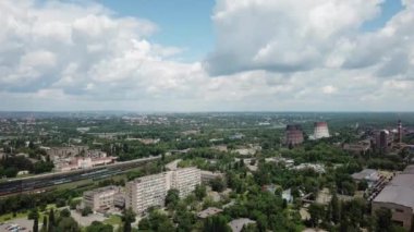 Beyaz bulutlu mavi gökyüzü güneşli bir yaz günü endüstriyel bir şehirde. İHA 'nın yüksek açılı görüntüsü.