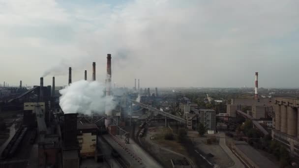 冶金工場から大気や河川水質汚染と工業都市の上空の景色 製鉄所やコークス工場のパイプから汚れた煙やスモッグ 生態学 — ストック動画