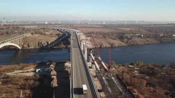 Budowa Mostu Przez Rzekę Duży Ruch Moście Drone Anteny Panoramiczne — Wideo stockowe