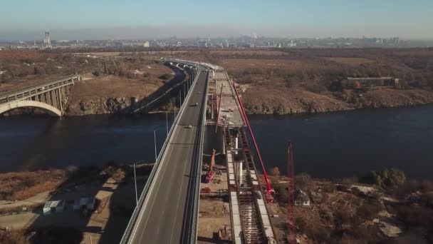 Bau Einer Brücke Über Den Fluss Starker Verkehr Auf Der — Stockvideo