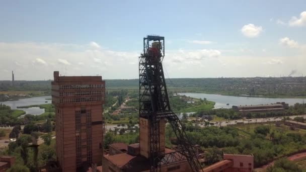 Şehirde Kırmızı Demir Cevheri Madeni Hava Aracı Sağ Taraf Kamera — Stok video