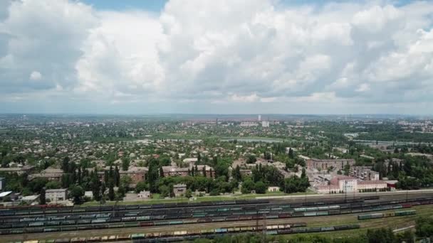 火车站有车的景象 城市上空笼罩着蓝色的天空和巨大的石块 物流业 货物运输业务理念 无人机高空高角镜拍摄 — 图库视频影像