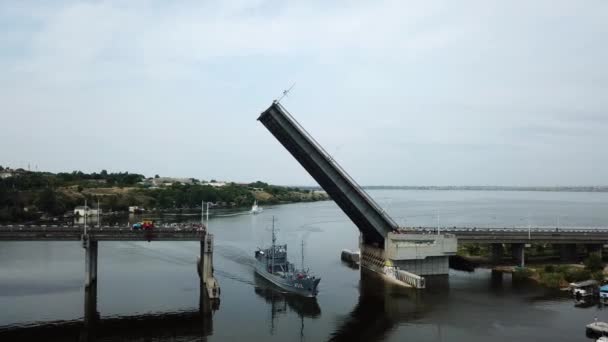 Buque Guerra Navega Bajo Puente Elevado Concepto Seguridad Defensa Agua — Vídeos de Stock