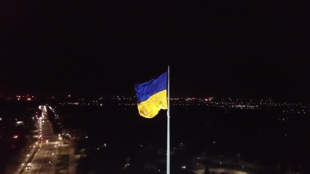 우크라이나 밤하늘을 배경으로 커다란 깃대에 드론높은 각도의 패닝을 — 비디오