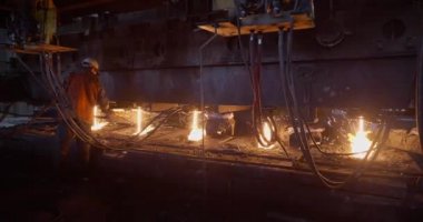 Metalurji tesisinde sürekli döküm makinesi. Metal döküm fabrikası üretim tesisi. Çelik fabrikasına dökülen sıcak çelik. İş konsepti, modern çelik üretim teknolojisi.