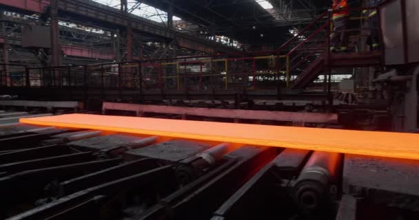 Tarugo Aço Dividido Move Longo Transportador Planta Metalúrgica Oficina Conceito — Vídeo de Stock