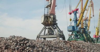 Şehrin limanındaki su taşımacılığı ithalatında manyetik vinçlerle dökme demir. İhracat, dünyanın her yerine kuru kargo ithalatı. Sanayi.