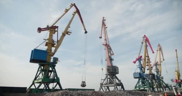 港口内货物起重机的操作 卸下铸铁 经营理念 海运物流 商业海港 — 图库视频影像