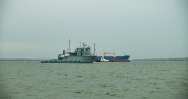 Een Speur Reddingskarabler Beweegt Zich Langs Aquatoria Van Zee Het — Stockvideo