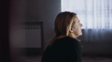 Bunalımlı, endişeli, güzel bir kadın. Gergin ve sorunlu. Endişeli üzgün, kuşkulu kadın zihinsel stres kavramını yansıtıyor ve düşünüyor..