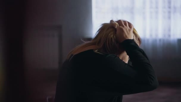 Depressionen Ist Eine Schöne Junge Frau Beunruhigt Nervös Hält Sich — Stockvideo