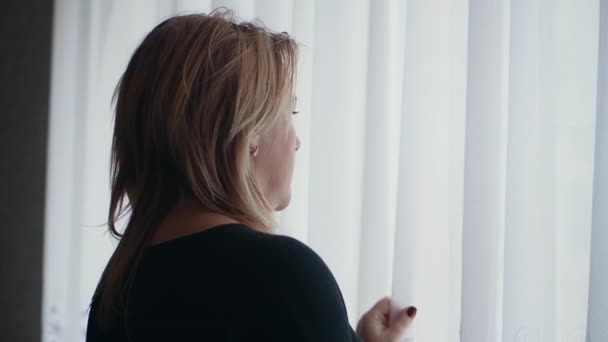 Porträtt Sensuell Drömmande Flicka Soffa Som Tittar Genom Ett Fönster — Stockvideo