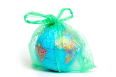 Beyaz bir arka planda plastik bir torbayla Dünya 'nın modelini yapın. Plastikle kirlilik gezegeni. Kavram
