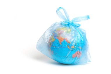 Beyaz bir arka planda plastik bir torbayla Dünya 'nın modelini yapın. Toprak çöplüğü, atık ayıklama. Kavram