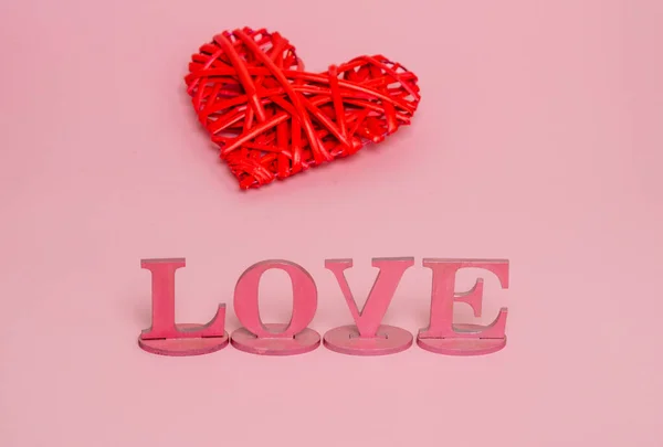 Розовые Деревянные Буквы Слова Любовь Красное Сердце Концепция Баннера Текста — стоковое фото