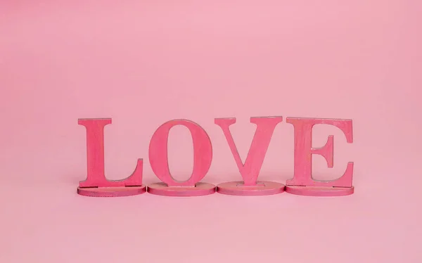 Розовые Деревянные Буквы Слова Любовь Красном Фоне — стоковое фото
