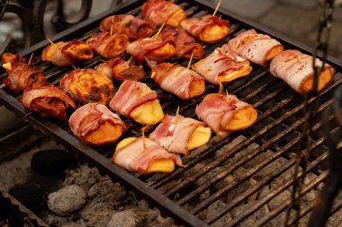 Domuz pastırmalı ızgara peynir. Geleneksel Polonya yemeği.