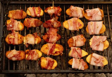 Domuz pastırmalı ızgara peynir. Geleneksel Polonya yemeği.