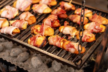 Domuz pastırmalı ızgara peynir. Geleneksel Polonya yemeği.