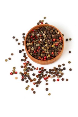 Kuru biber. Biberlikte farklı biber taneleri ve beyaz arka planda izole edilmiş bir isilik karışımı. Aromatik baharatlar yemek için. Dikey resim.