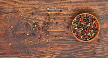 Ahşap bir masanın üstünde bezelye. Et pişirmek için baharatlar.