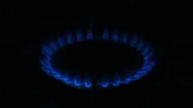 Ocağın gaz ocağı yanıyor. Mavi bir alev evin gaz sobasını yakıyor, sonra da alev sönüyor..