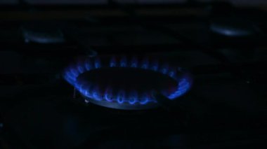 Mutfak sobasının üç gaz ocağı sırayla açıldı. Mavi alev, ev gazı yanıyor ve sonra her şey sönüyor..