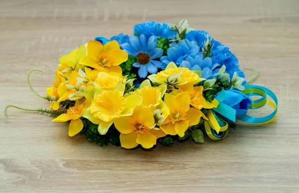Grinalda Flores Decorativas Com Fita Bandeira Ucrânia Fundo Madeira Símbolo — Fotografia de Stock