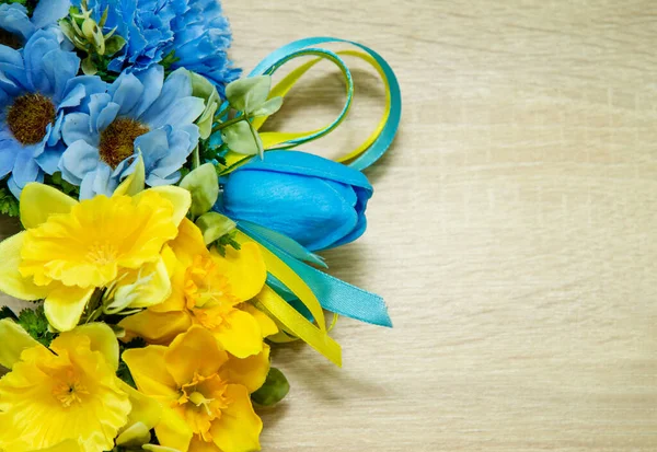 Feche Flores Amarelas Azuis Com Faixa Bandeira Ucrânia Apoio Povo — Fotografia de Stock