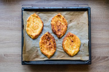 Manzara güzel, pişirme tepsisinde pişmiş Kafkasya turtası hazırlığı. Evde pişir..