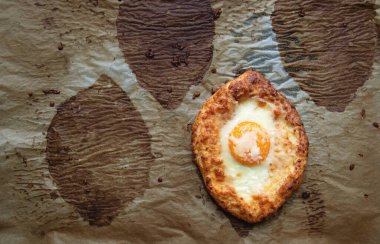 Fırında pişirilmiş yumurta turtası. Evde yemek pişir. Yatay fotoğraf, metin için yer.