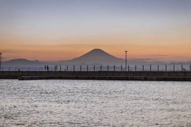 Shoji Shojiko Gölü 'nün suyuna yansıması ve buğusu olan Fuji Dağı, Yamanashi, Japonya. Meşhur Fujisan Dağı 'nı görmek için 5 göl yolculuğu..