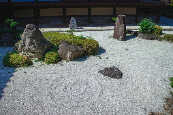 Grauer Stein Auf Sand Mit Muster Draufsicht Zen Meditation Harmonie — Stockfoto
