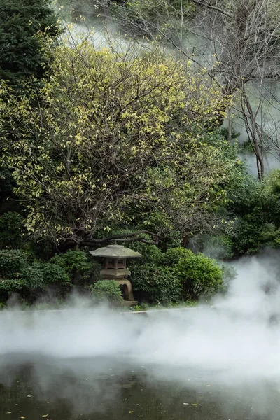 2021年10月9日 日本东京钦萨索公园池塘上美丽的石灯和雾气 — 图库照片