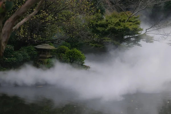 Όμορφο Πέτρινο Φανάρι Toro Και Ομίχλη Στη Λίμνη Στο Πάρκο — Φωτογραφία Αρχείου