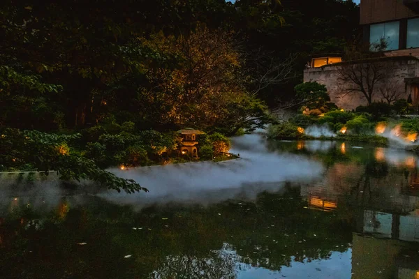 Όμορφο Πέτρινο Φανάρι Toro Και Ομίχλη Στη Λίμνη Στο Πάρκο — Φωτογραφία Αρχείου